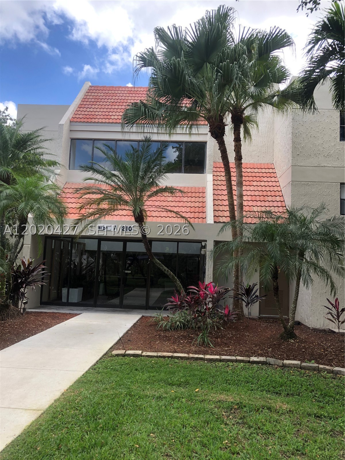 210 Lakeview Dr 207 — photo
