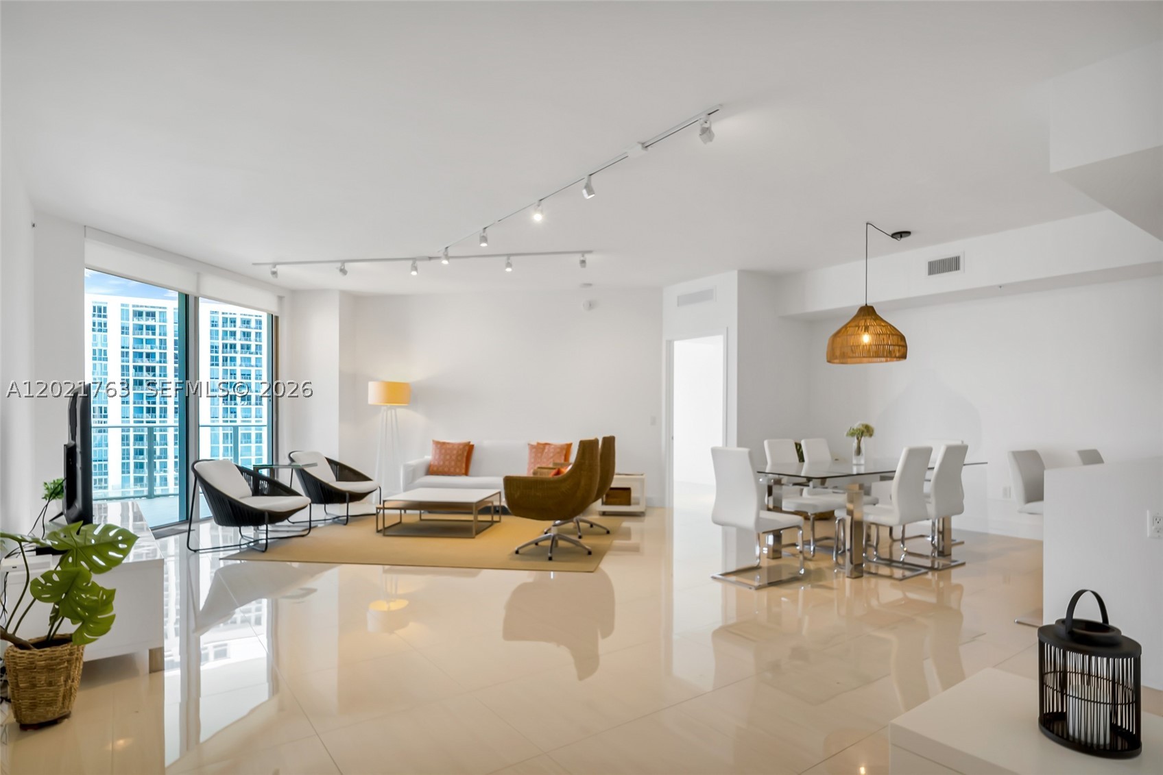 17301 Biscayne Blvd 907 — photo