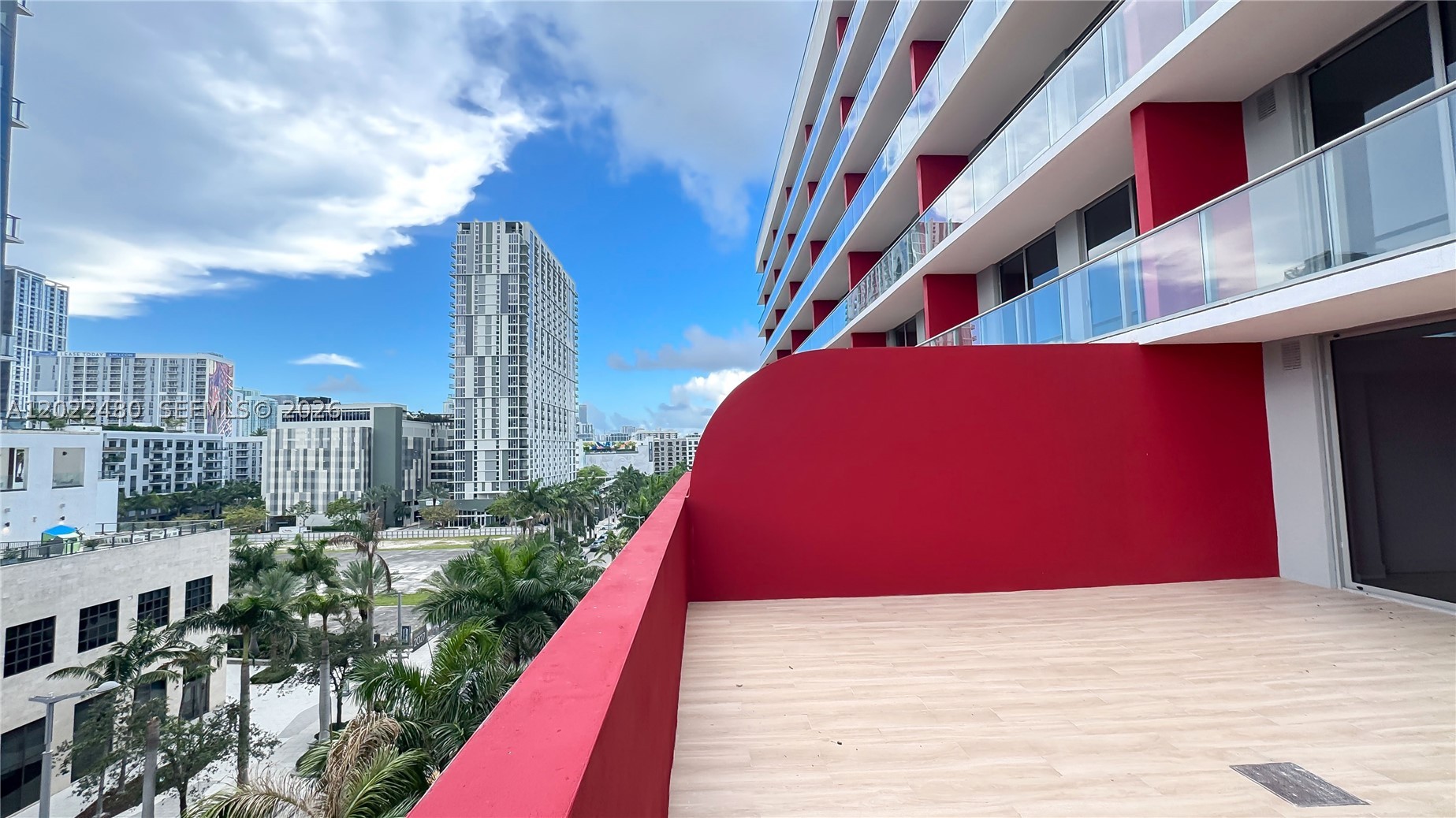 90 NE 32 608 — photo