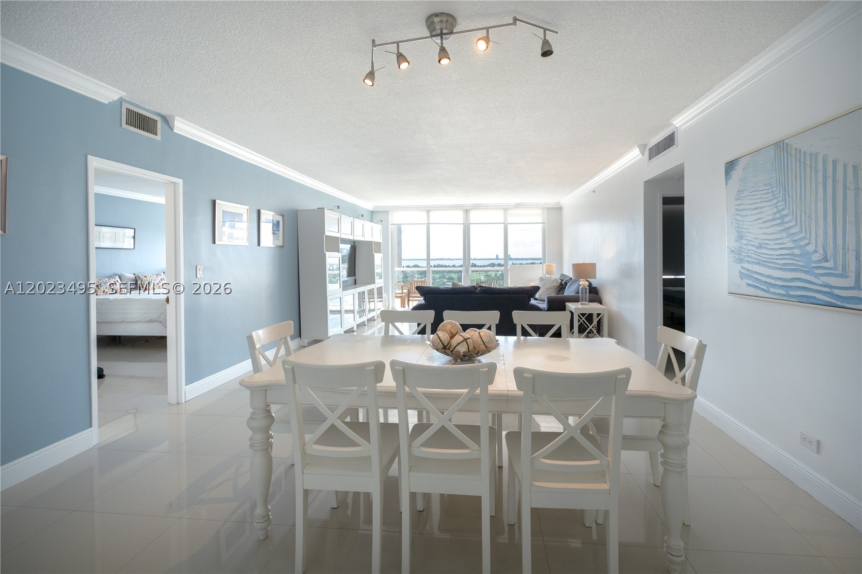 5601 Collins Ave 1420 — photo