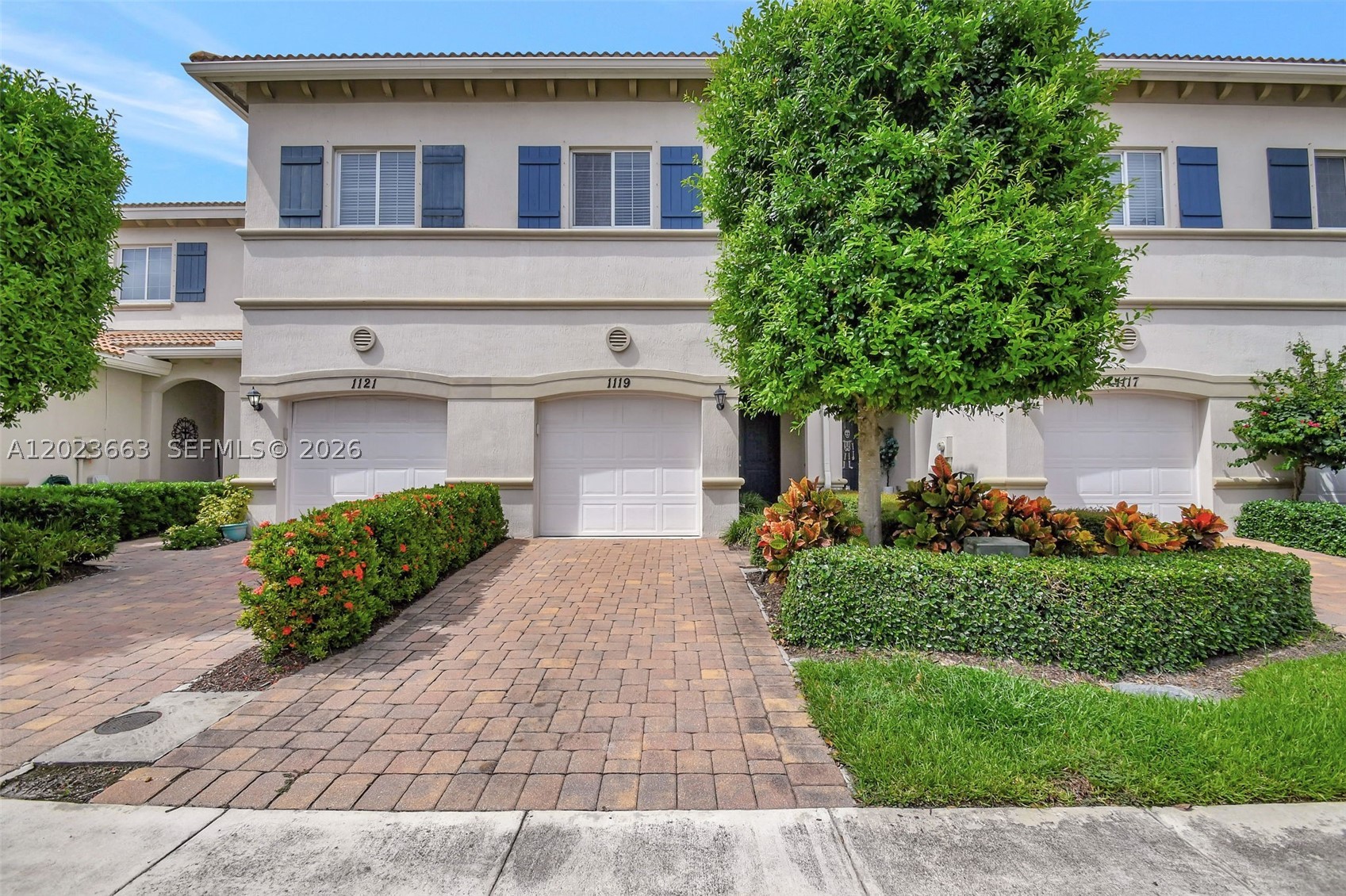 1119 Vermilion Dr — photo