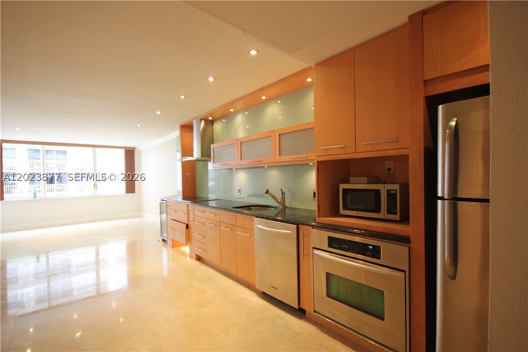 5401 Collins Ave 339 — photo