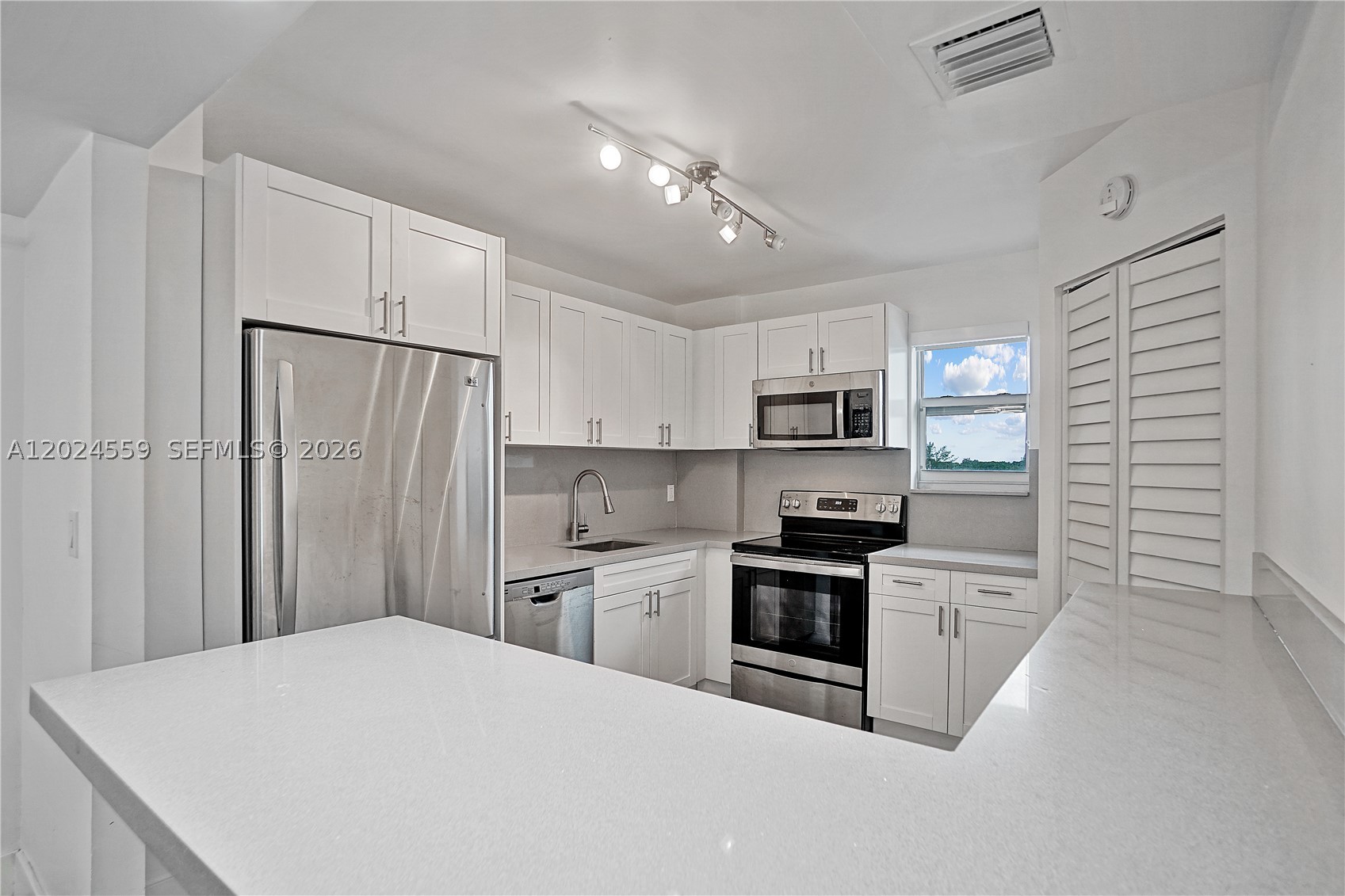 9273 Collins Ave 309 — photo