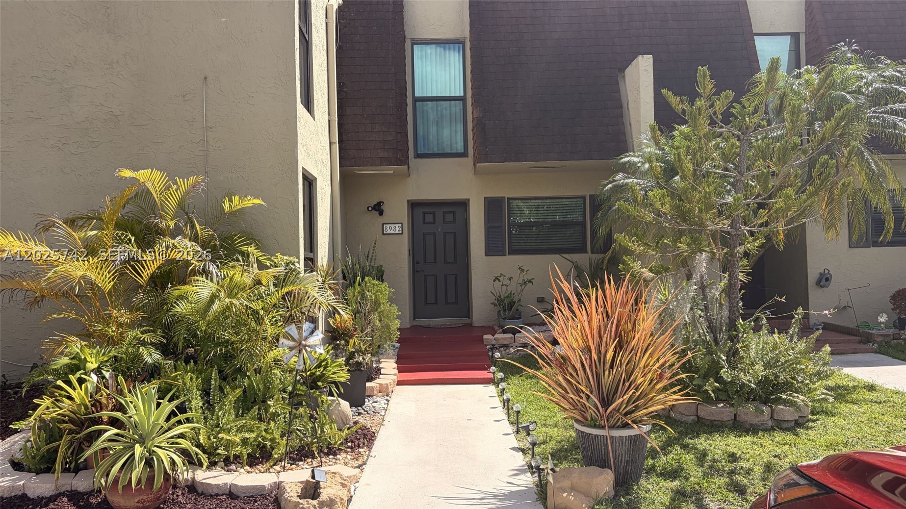 8982 Palm Tree Ln 8982 — photo