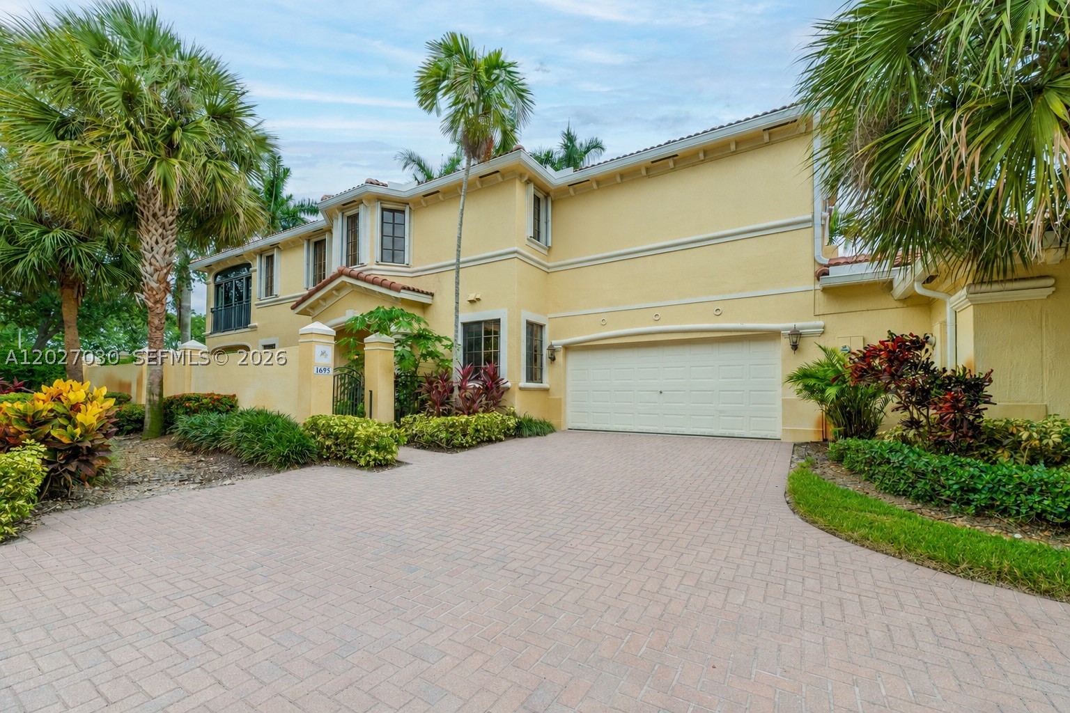 1695 Passion Vine Cir 22-1 — photo