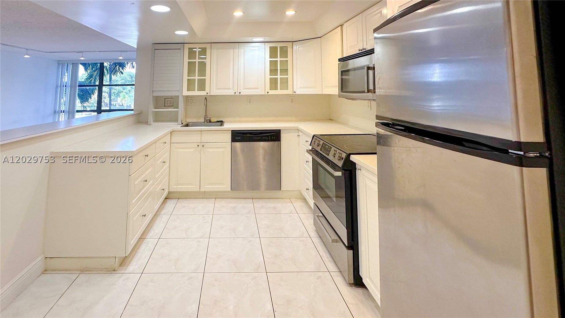 800 Parkview Dr 323 — photo