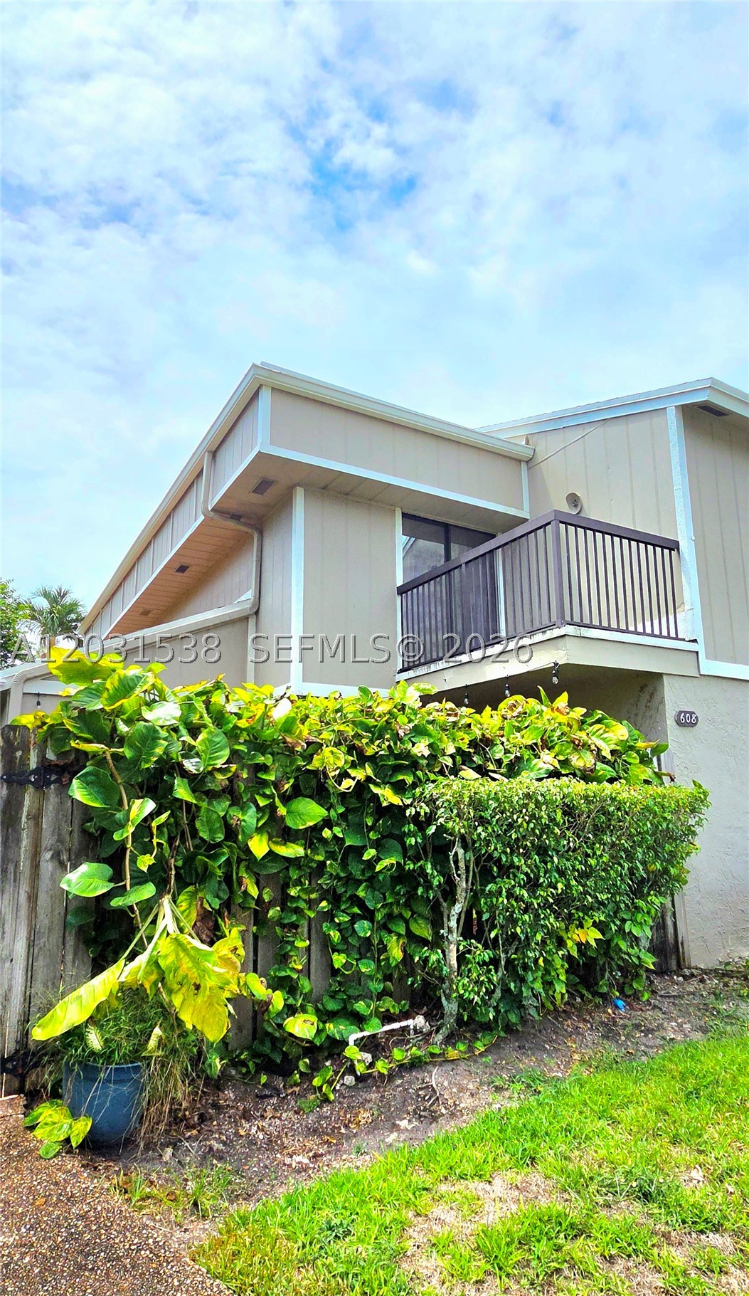 608 Commodore Dr — photo