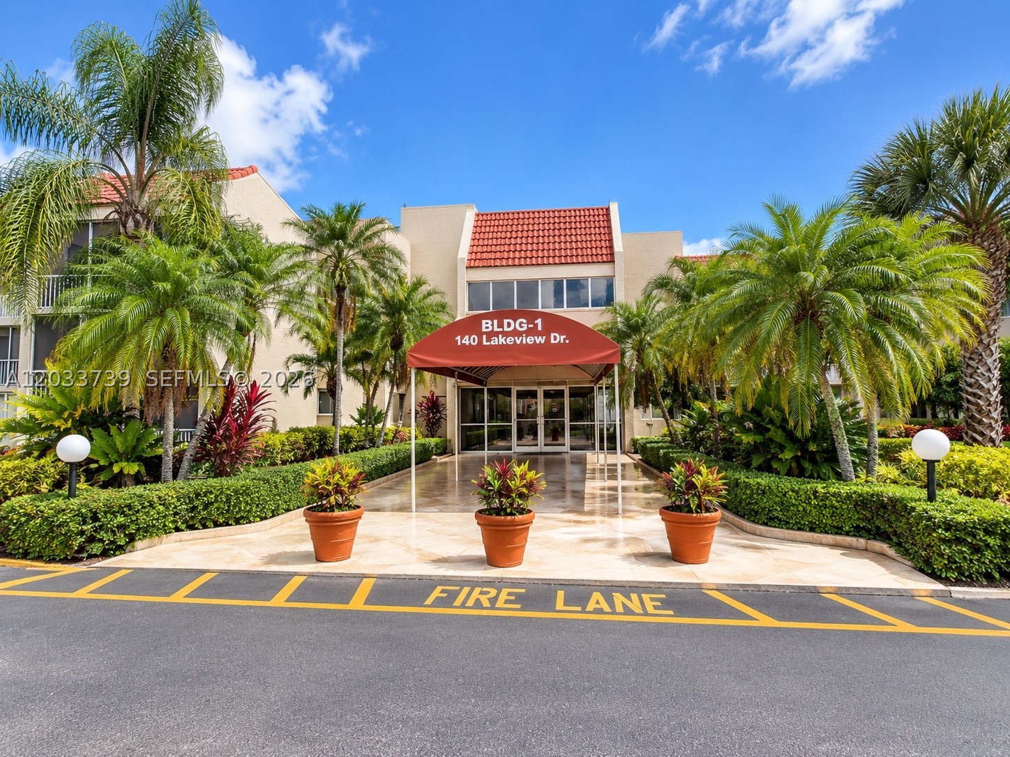 140 Lakeview Dr 211 — photo