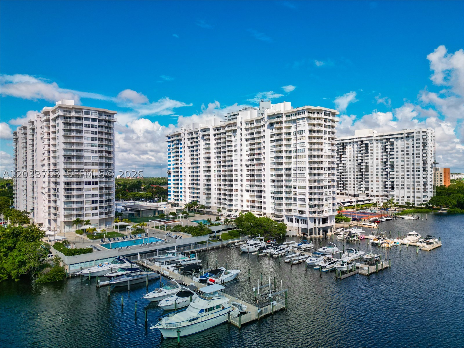 18011 Biscayne Blvd 902 — photo