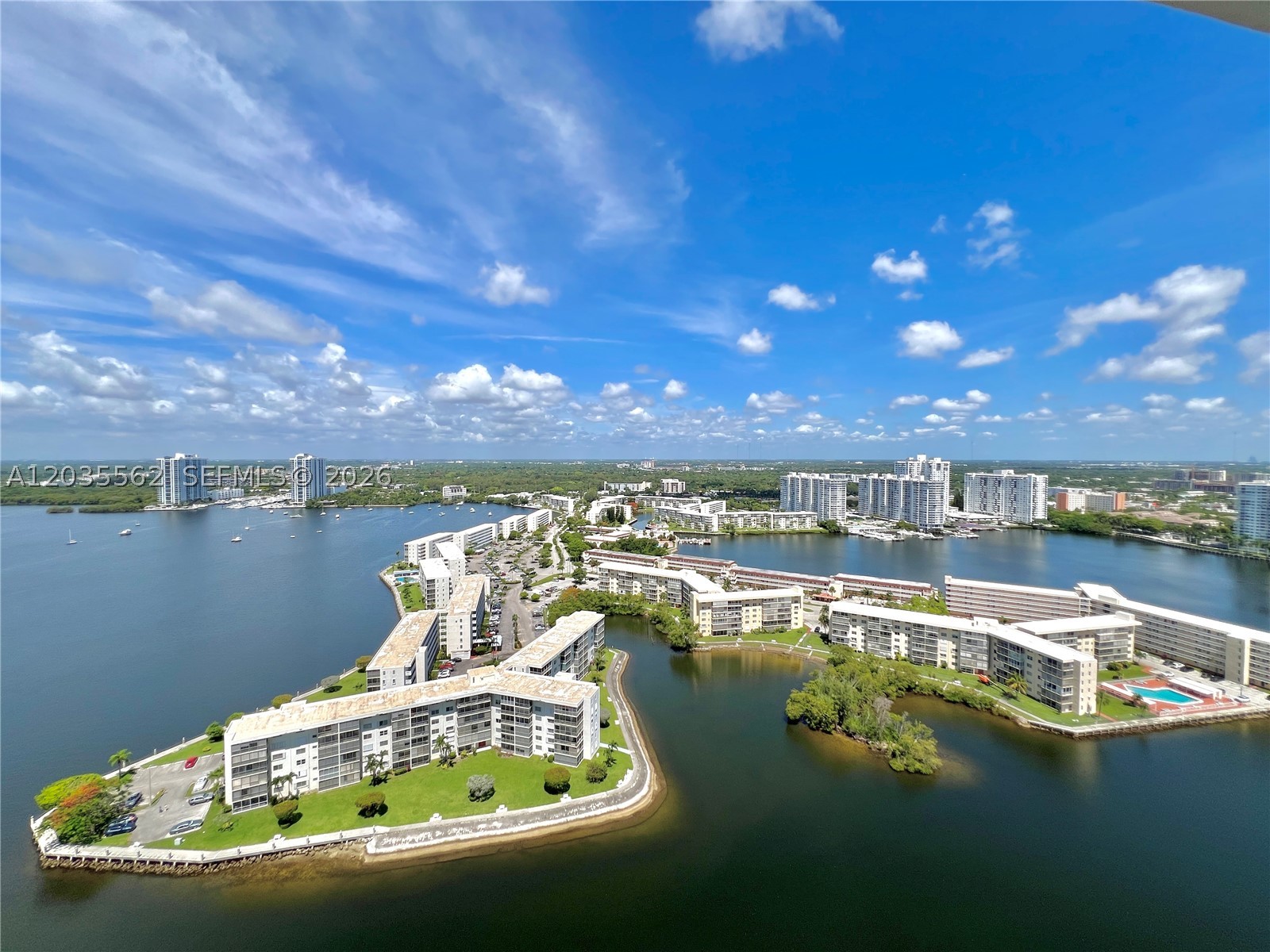 1000 W Island Blvd 3010 — photo