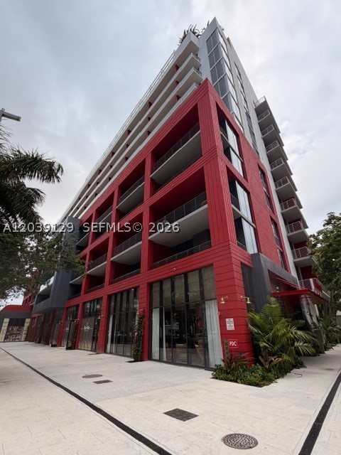 90 NE 32nd St 823 — photo