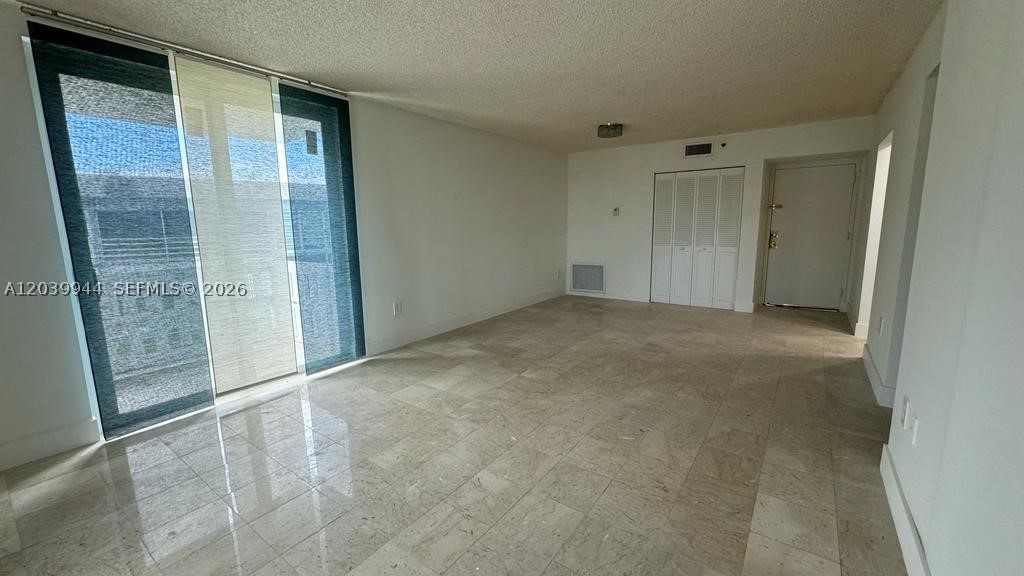 919 Hillcrest Dr 201 — photo