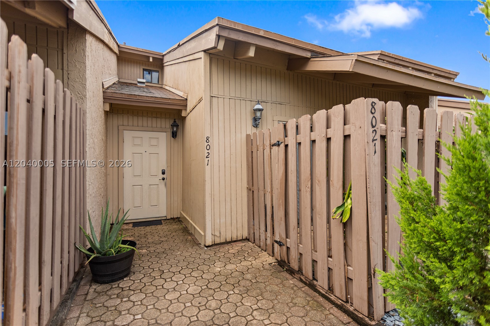 8021 SW 21st Ct — photo