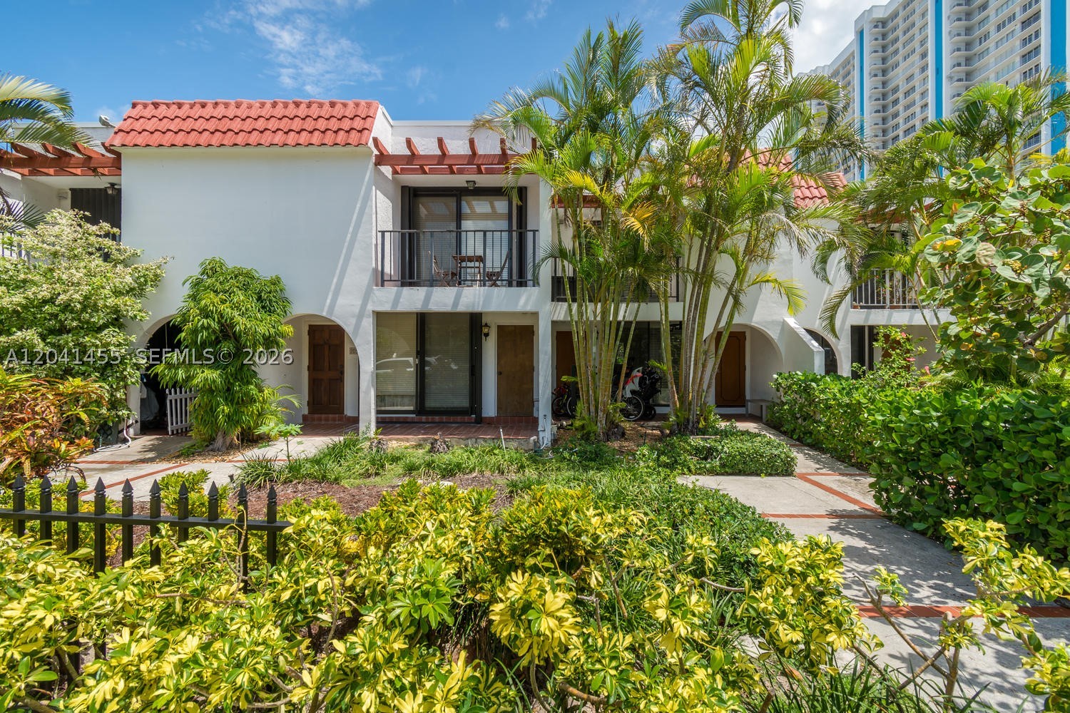 425 Grapetree Dr 206 — photo