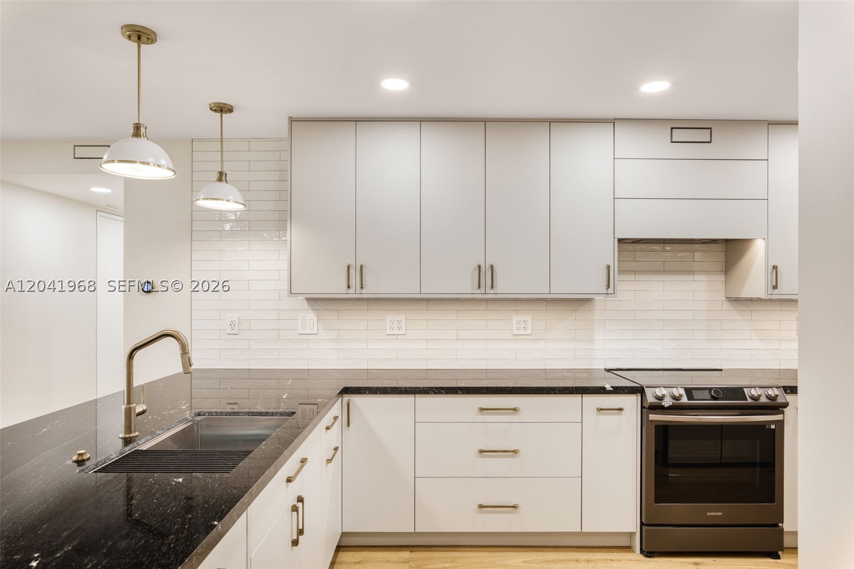 100 Edgewater Dr 142 — photo
