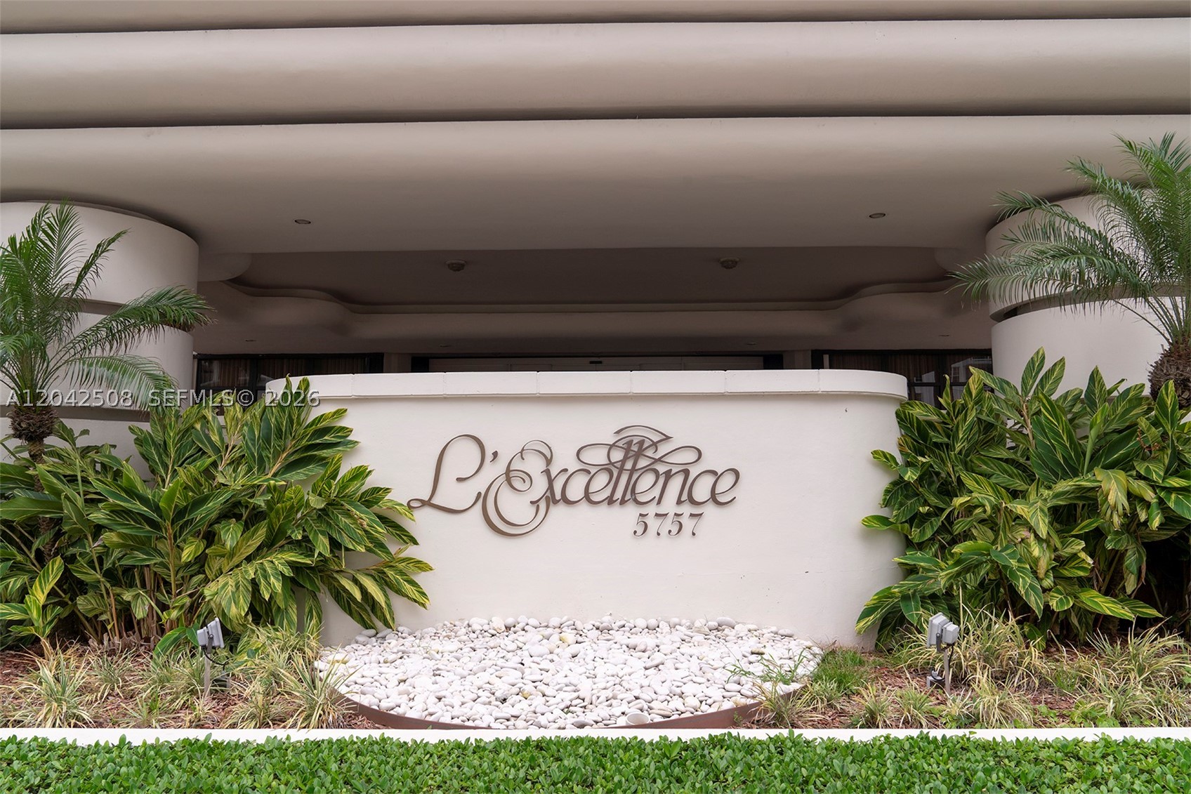 5757 Collins Ave 1604 — photo