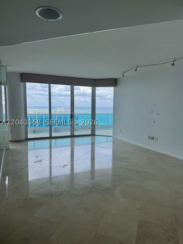 5025 Collins Ave 1602 — photo