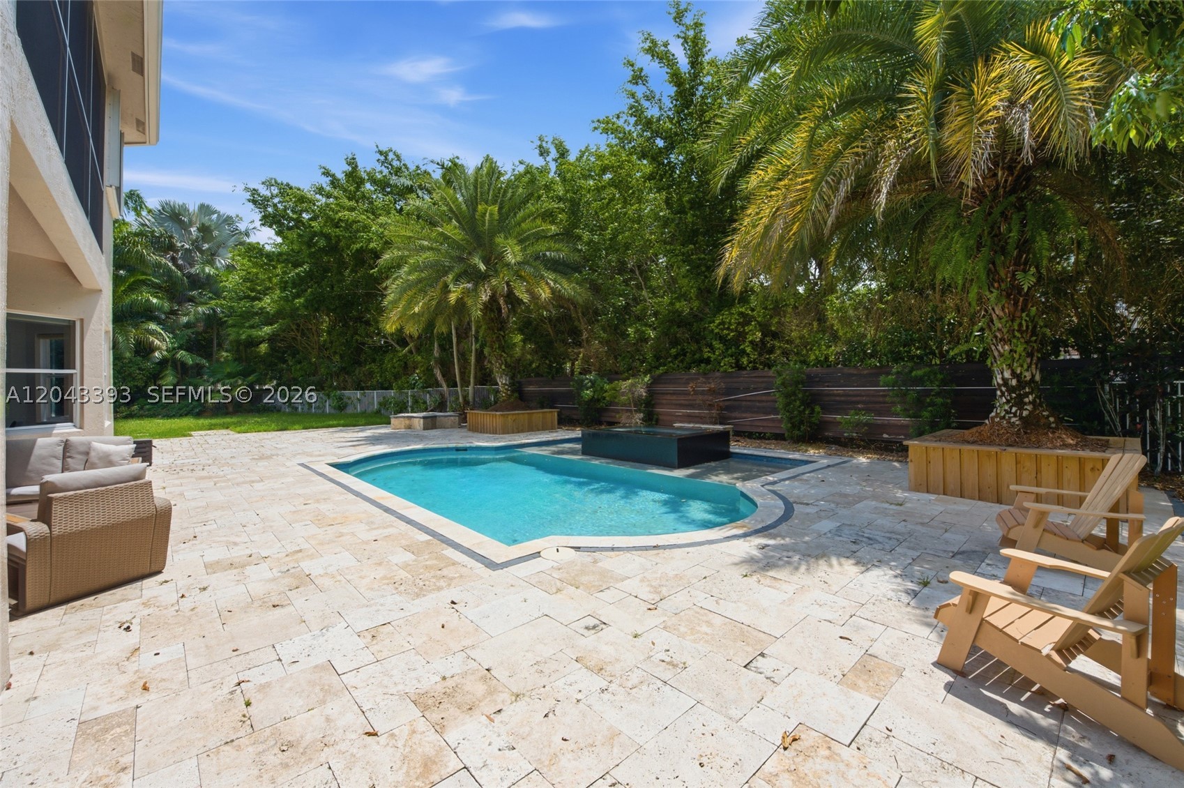 1585 Victoria Isle Way — photo