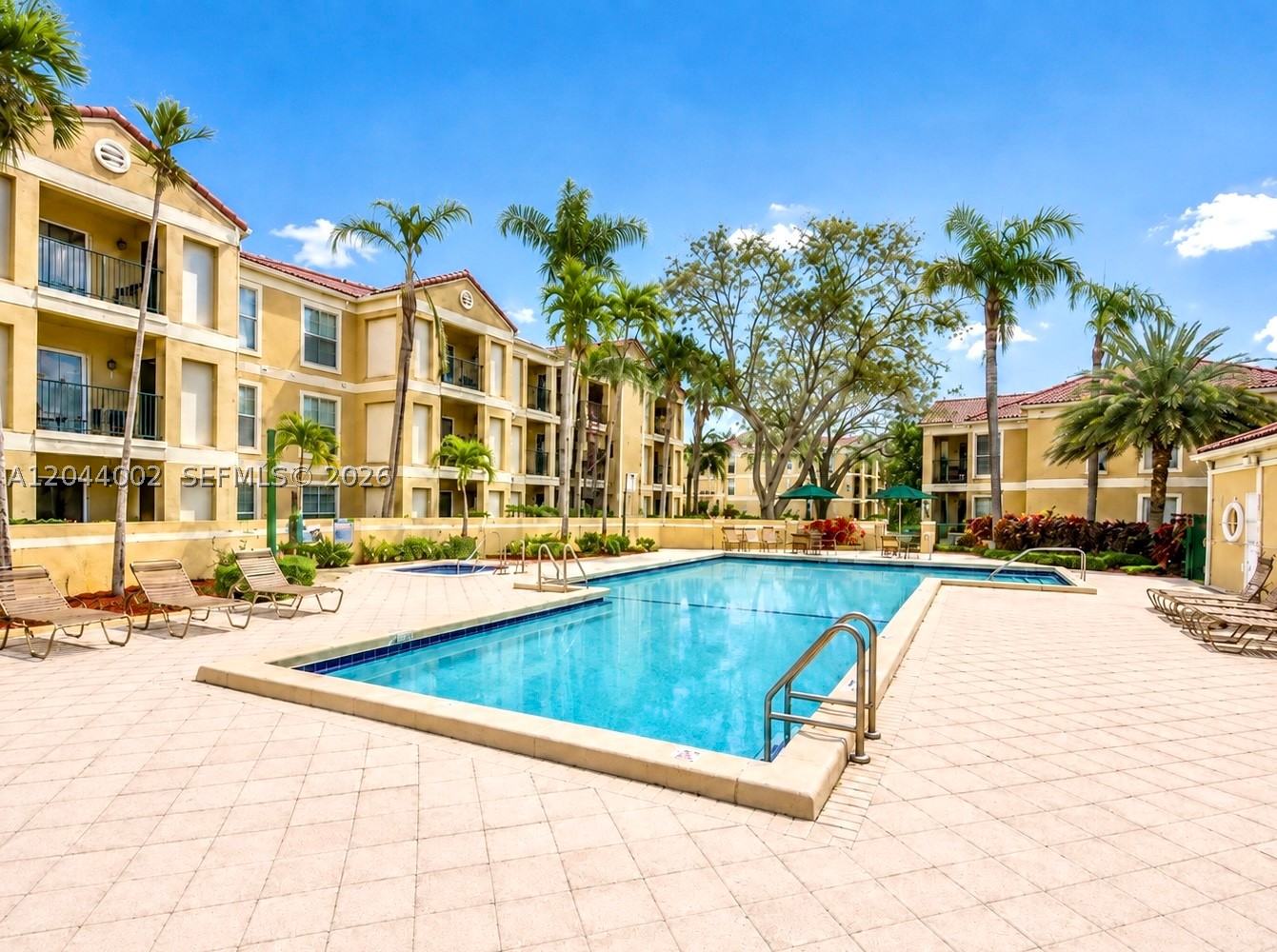 977 Riverside Dr 220 — photo