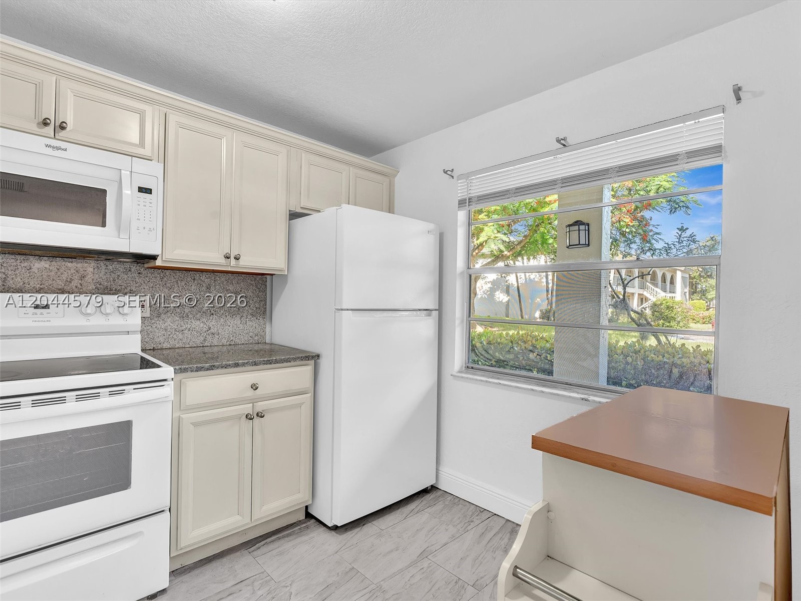 1212 SE Bahama Bnd G1 — photo