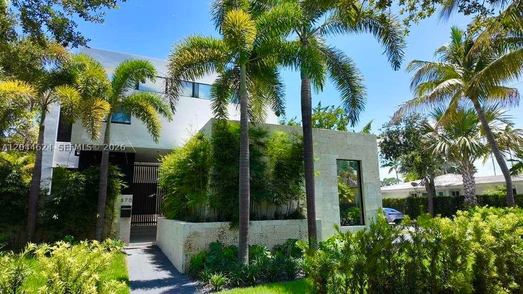 570 S Shore Dr — photo