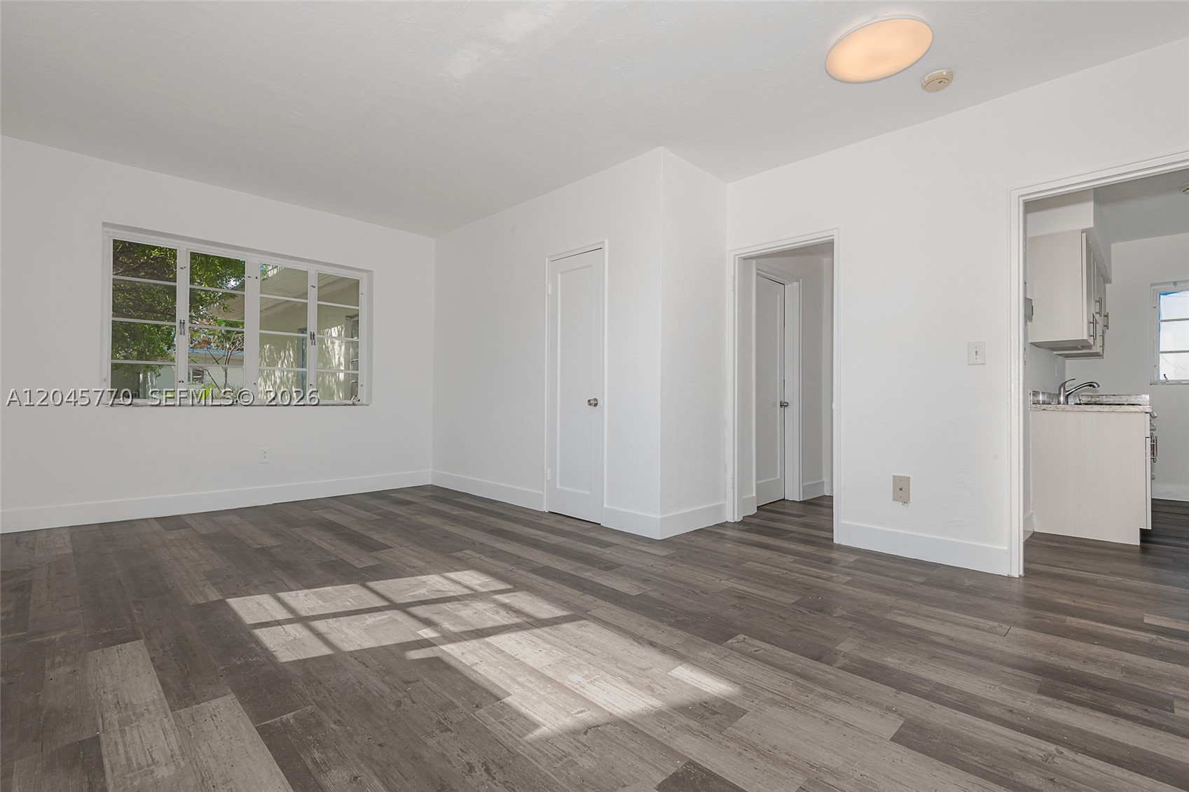 8340 Crespi Blvd 20 — photo