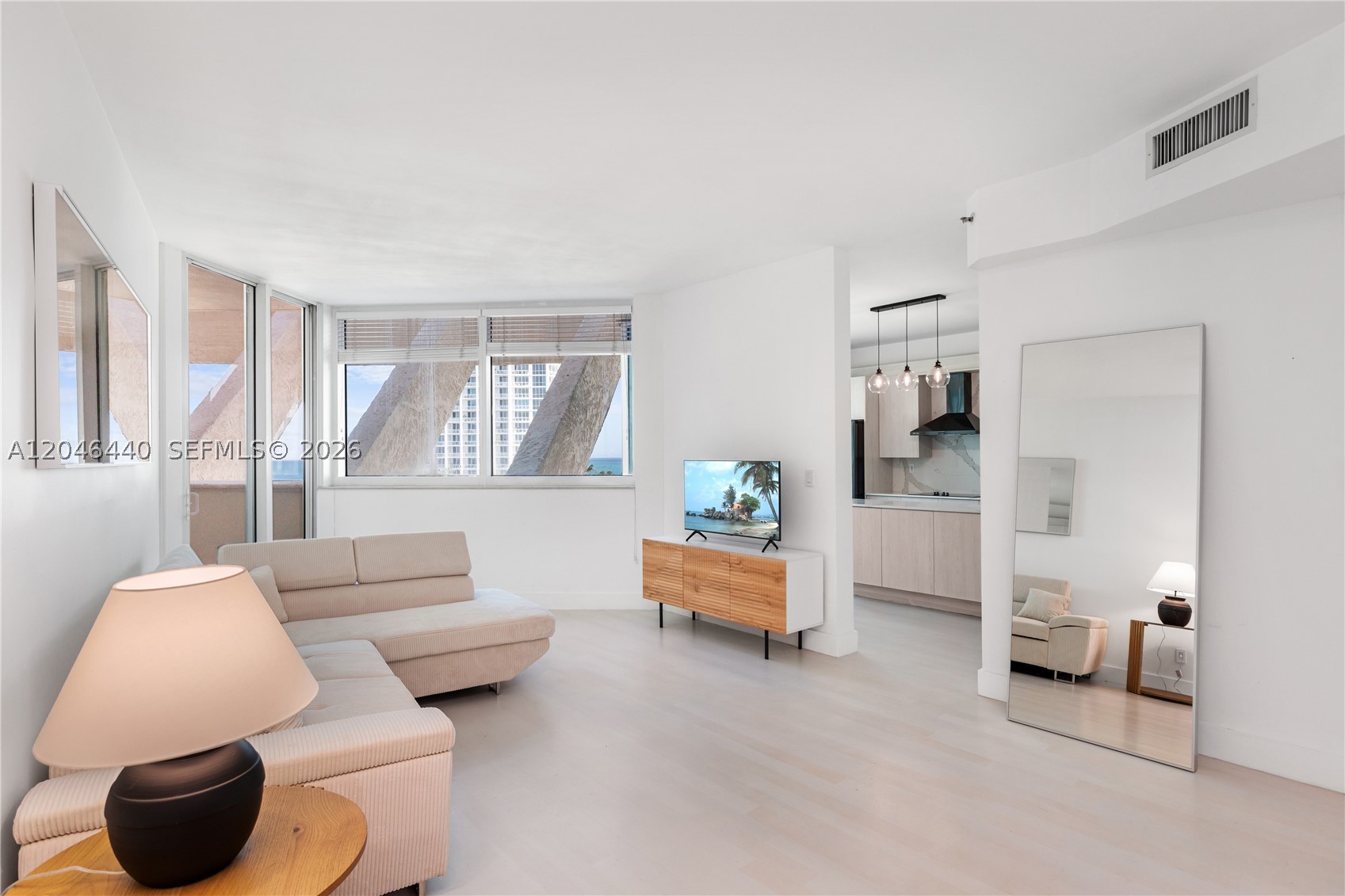 300 S Pointe Dr 907 — photo