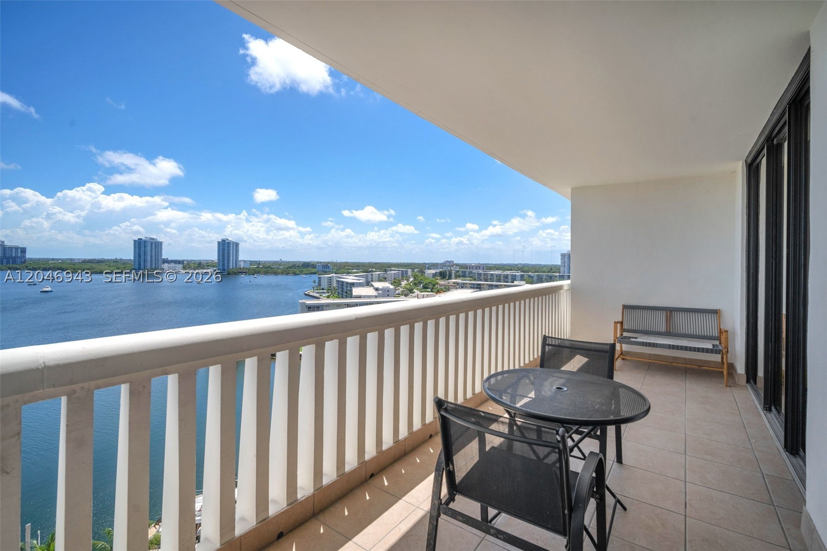 1000 W Island Blvd 1206 — photo