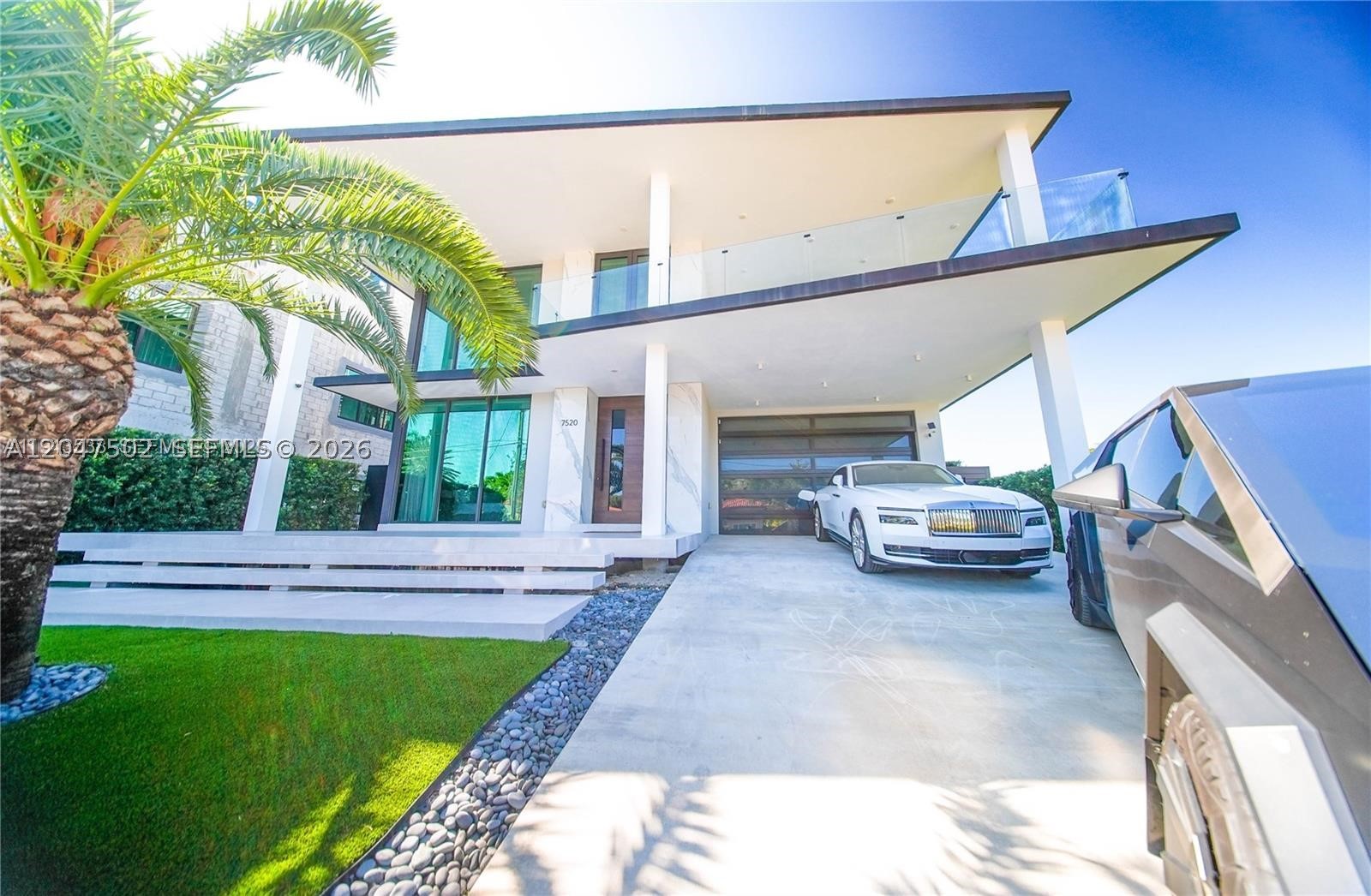 7520 W Treasure Dr — photo