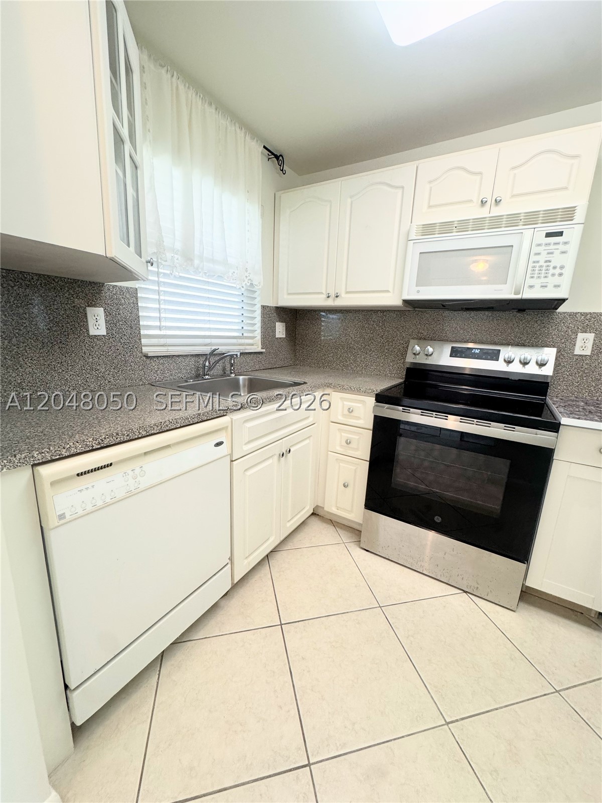9660 Sunrise Lakes Blvd 202 — photo
