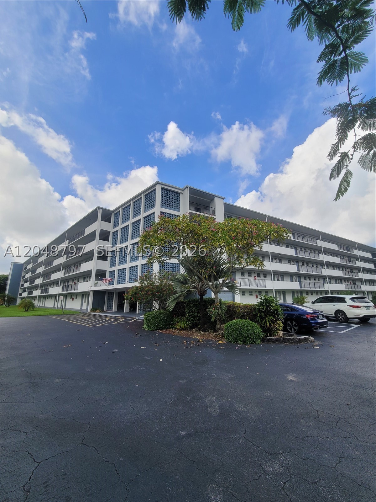 950 Hillcrest Dr 109 — photo