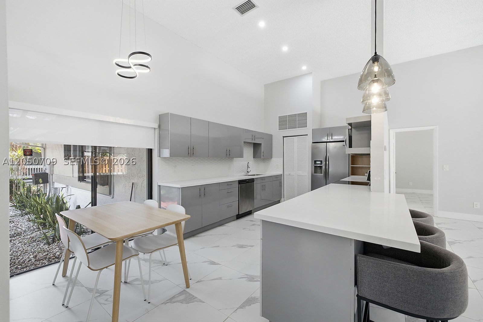 605 Leslie Dr — photo