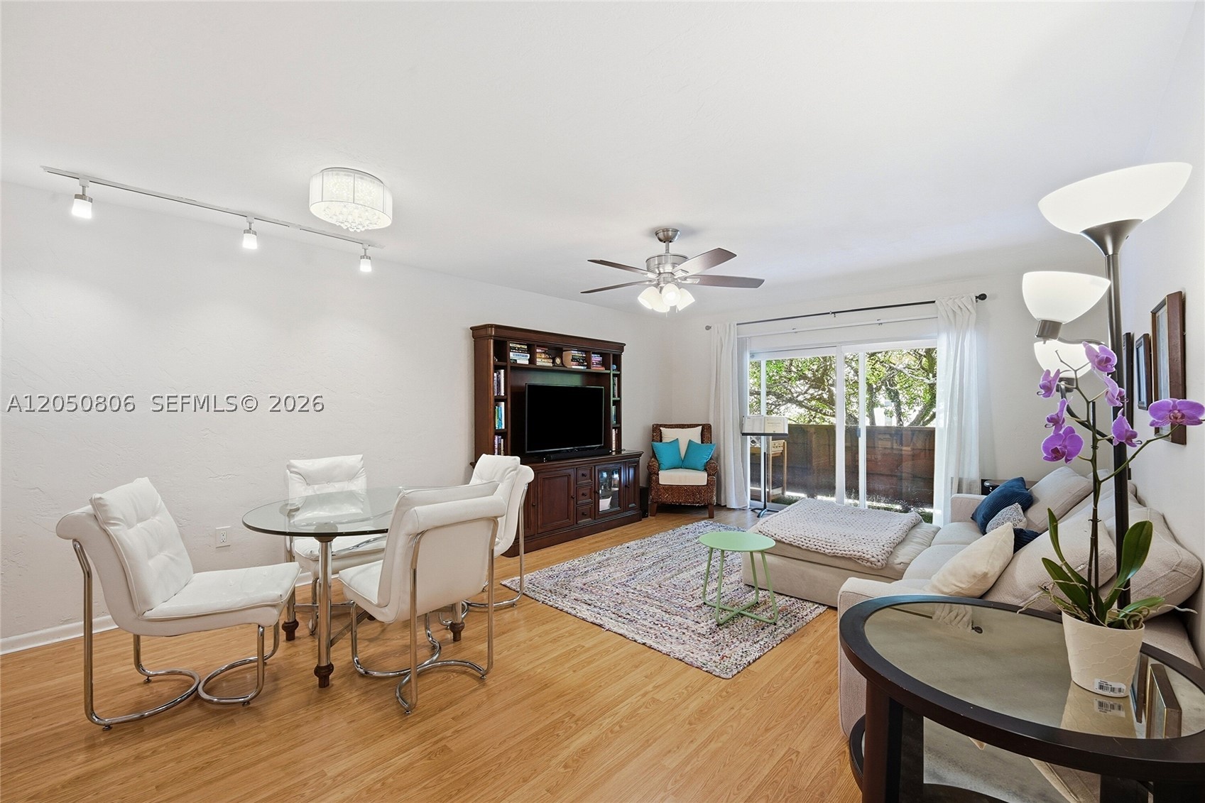 1205 Mariposa Ave 403 — photo