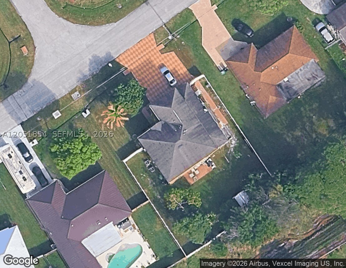 402 SE Crosspoint Dr — photo