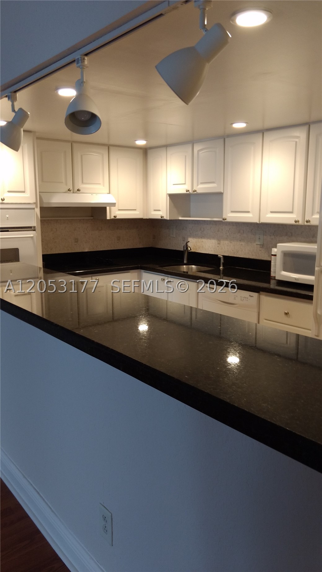 19390 Collins Avenue 1014 — photo