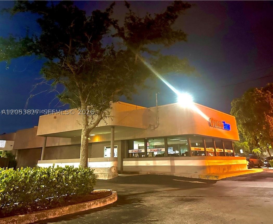 2215 W Hillsboro Blvd 01 — photo
