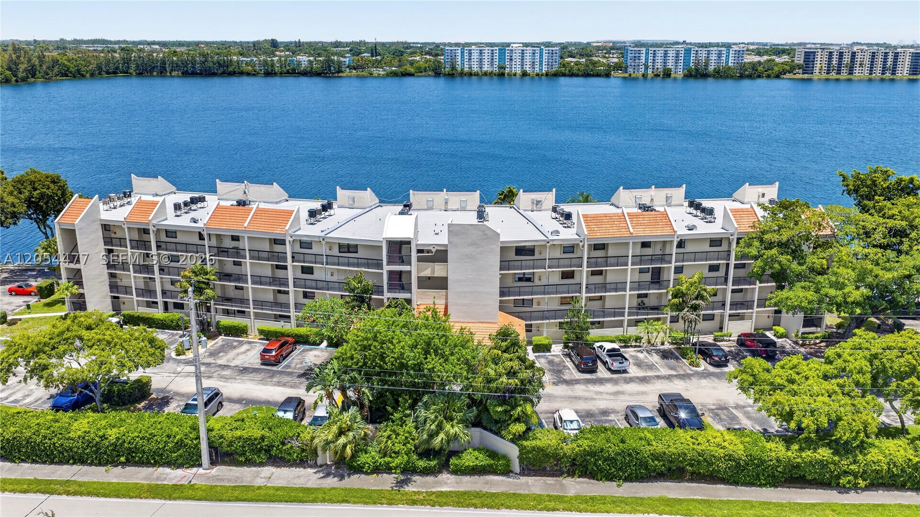 117 Lake Emerald Dr 408 — photo