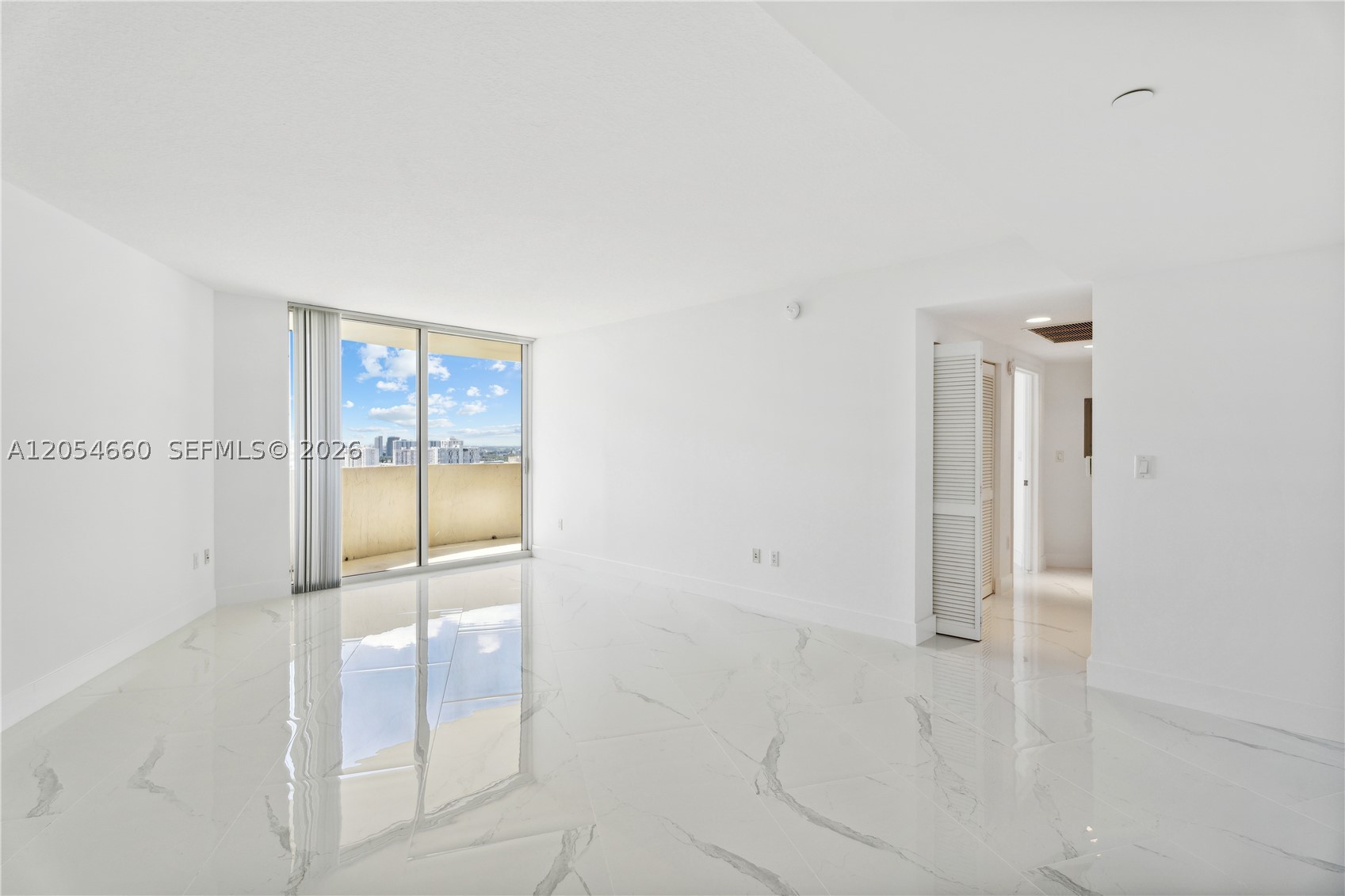 19501 W Country Club Dr 2506 — photo