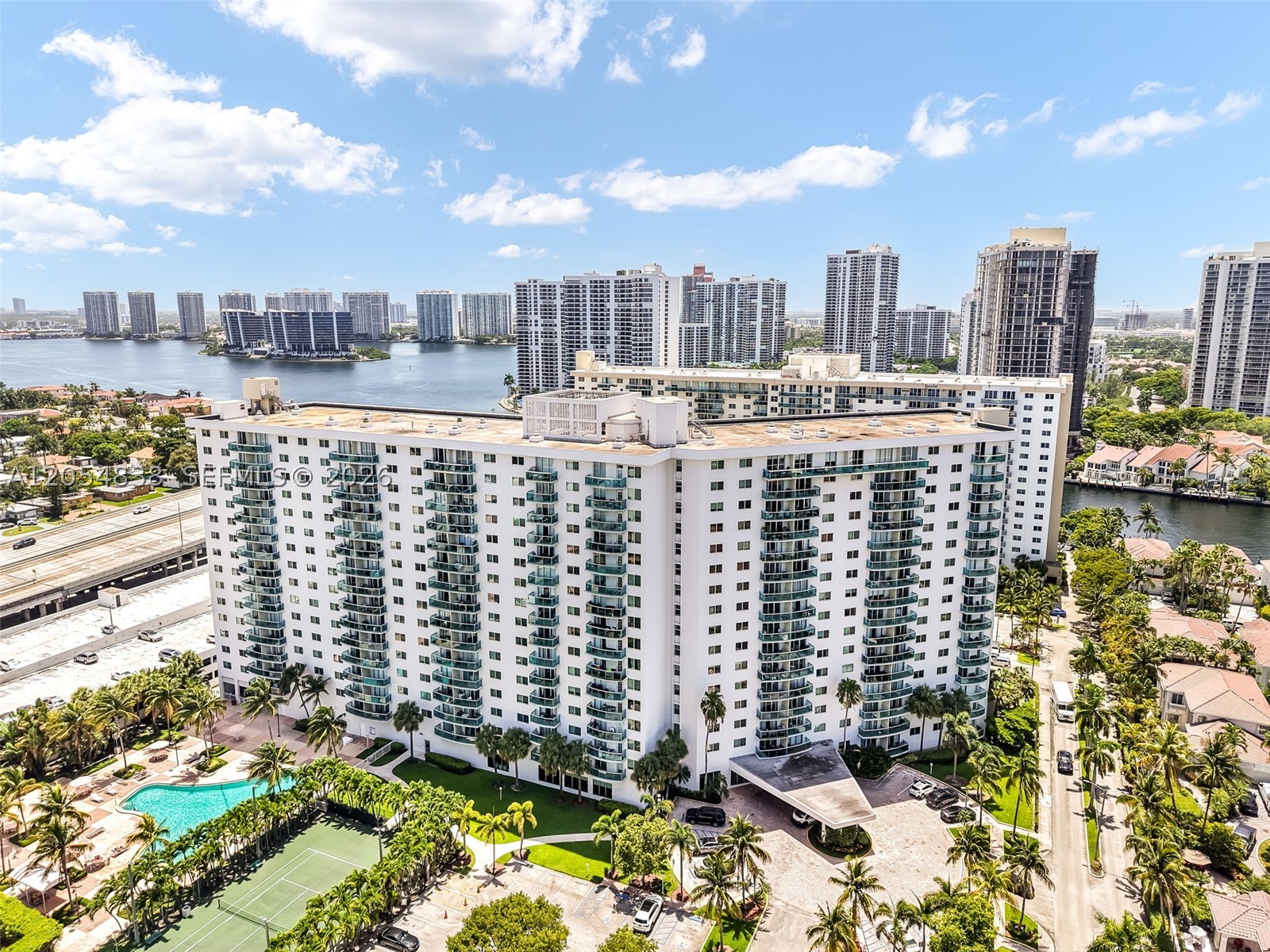 19380 Collins Ave 1423 — photo
