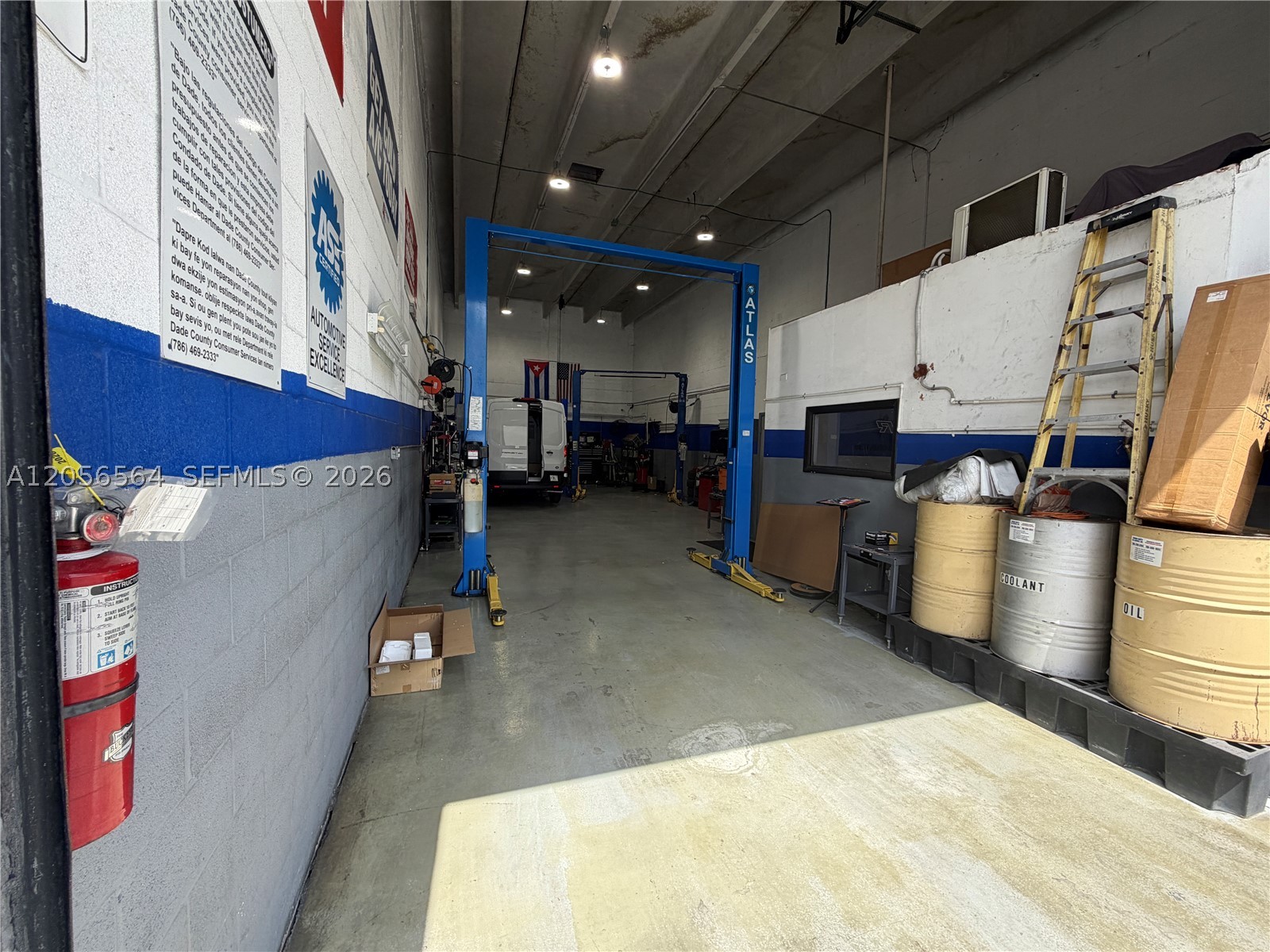 Mechanic Shop NW For Sale — photo