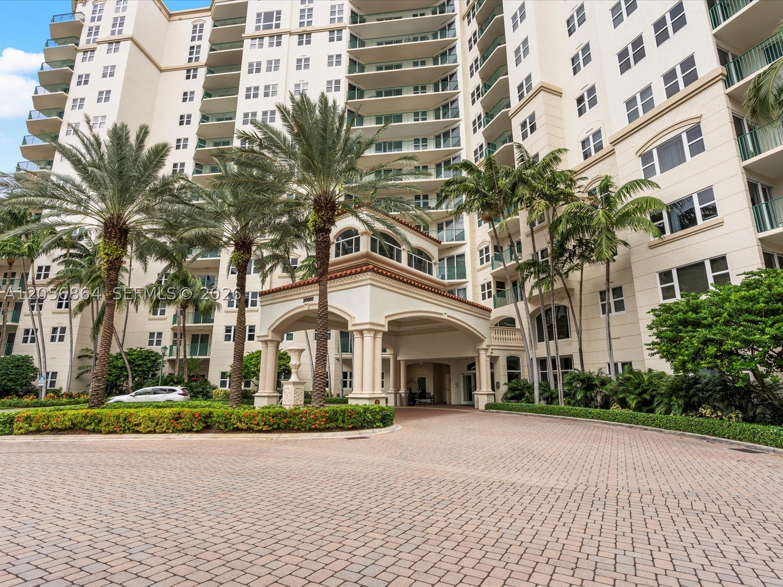 20000 E Country Club Dr 416 — photo