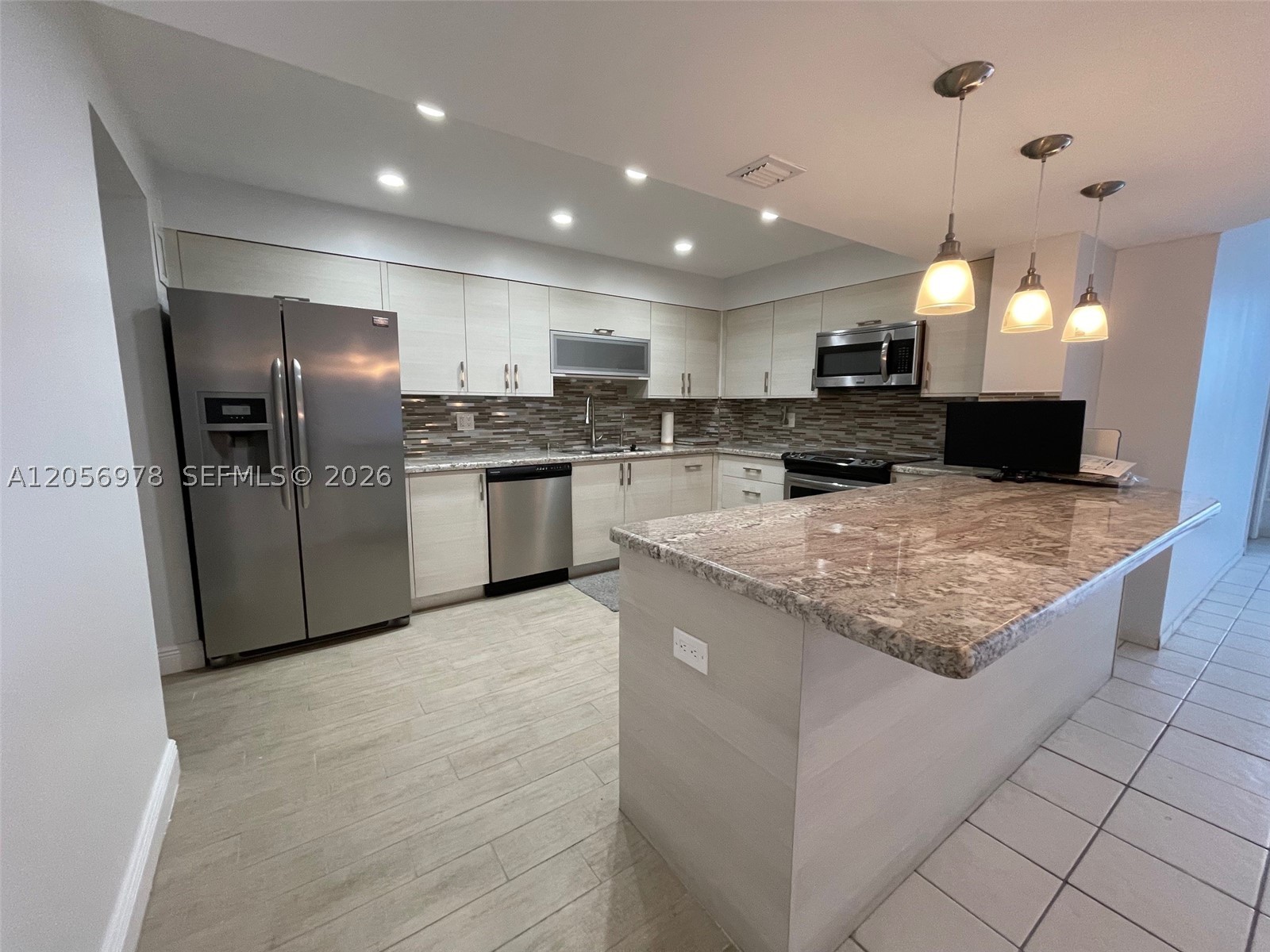 5825 Collins Ave 7B — photo