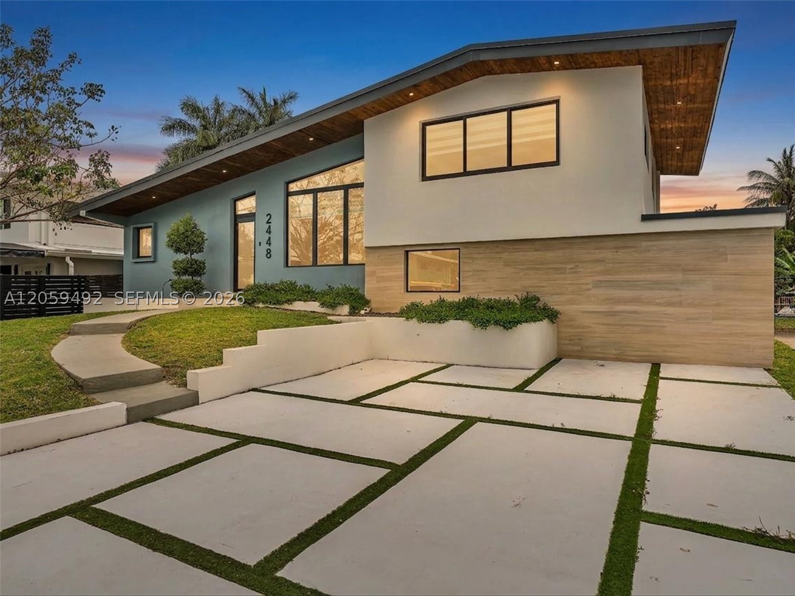 2448 Okeechobee Ln — photo