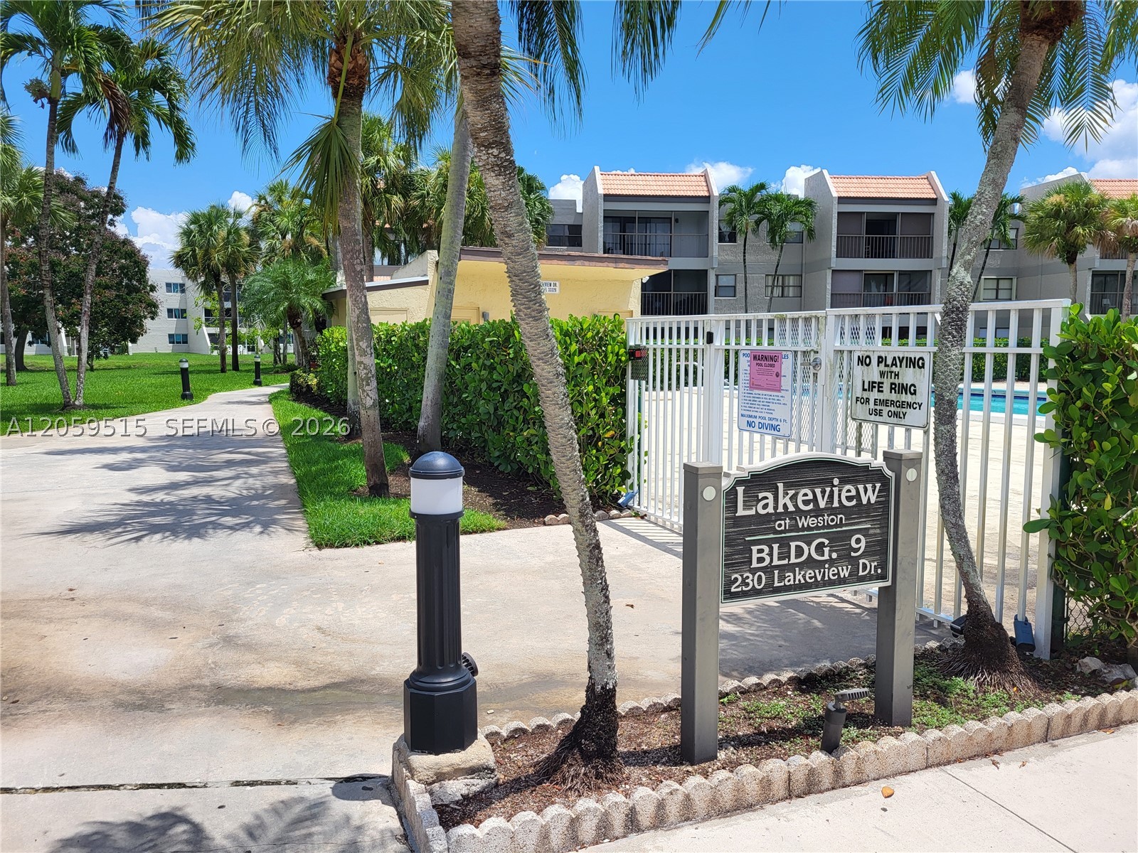 230 Lakeview Dr 207 — photo