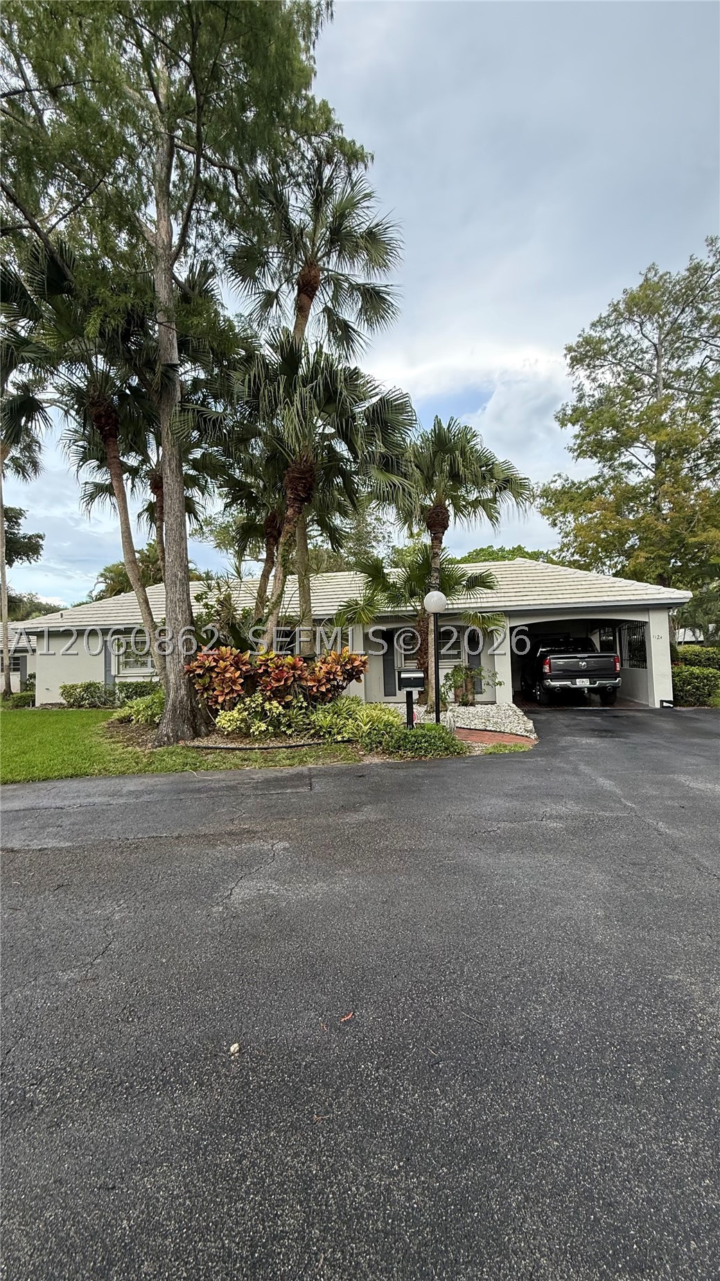 1124 W Cypress Dr — photo