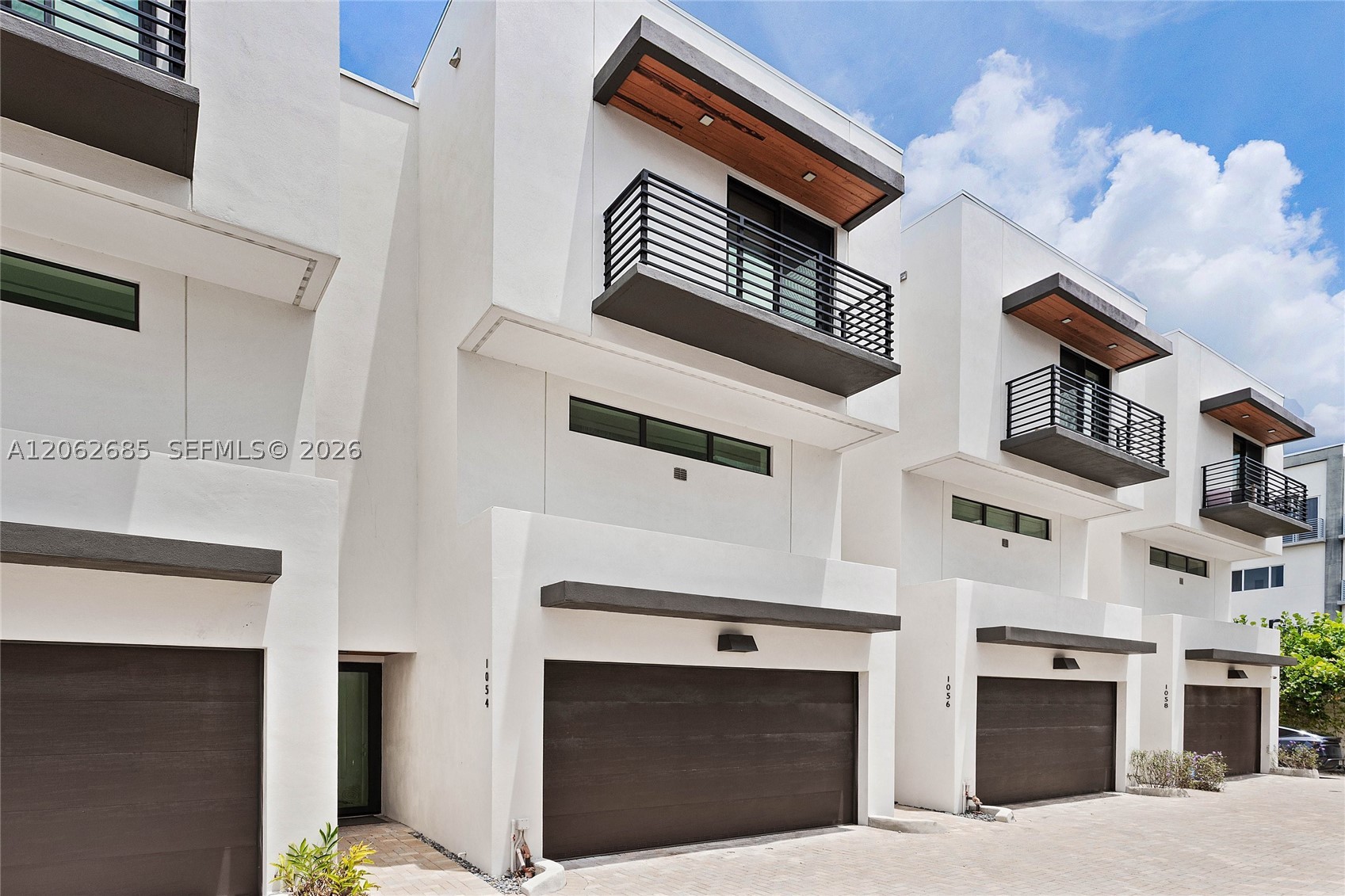 1054 N Victoria Park Rd — photo