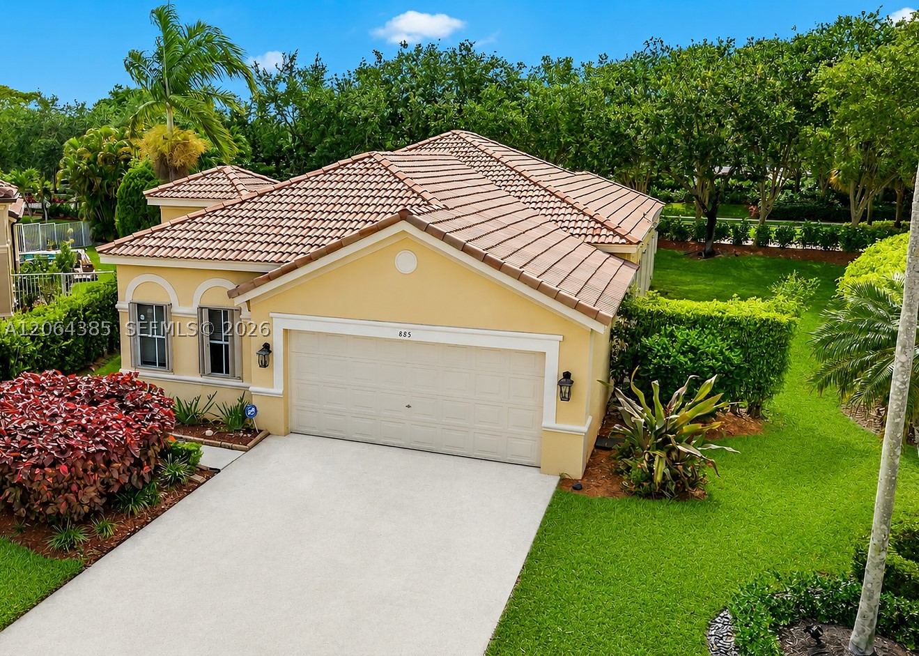 885 Tanglewood Cir 885 — photo