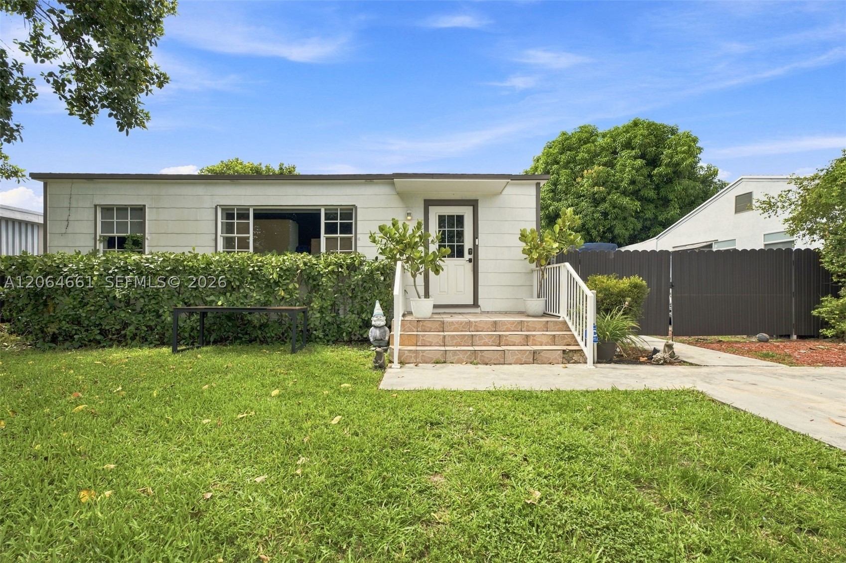 240 Carlisle Dr — photo
