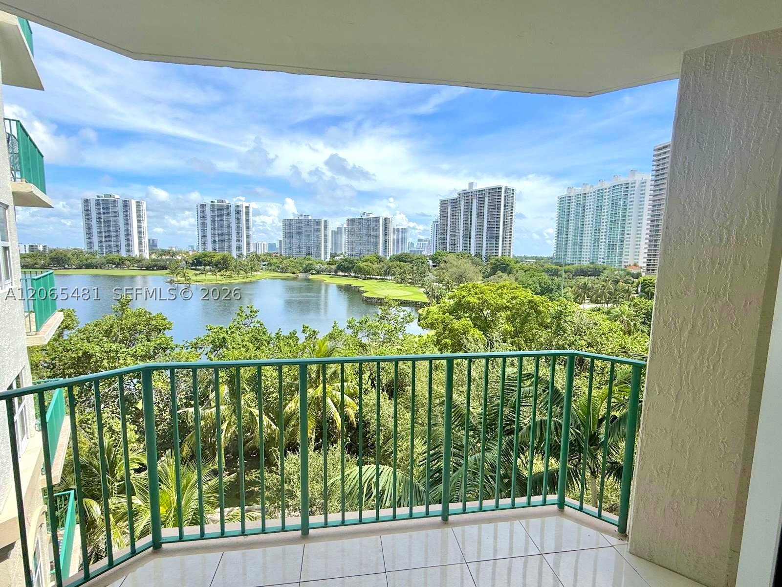 20000 E Country Club Dr 612 — photo