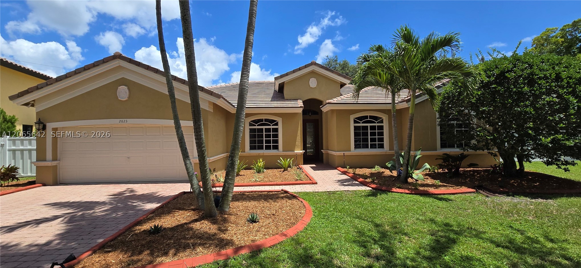 2823 Poinciana Cir — photo